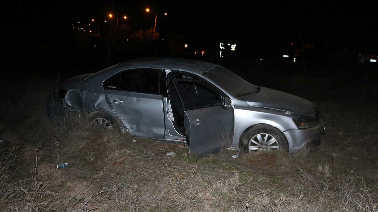 Çarpışan iki otomobilden biri tarlaya devrildi: 1 ölü, 1 yaralı