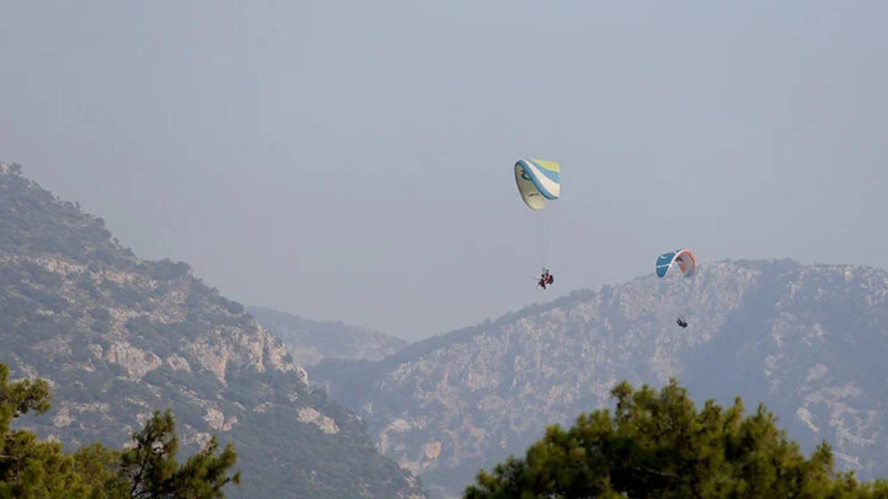 Bayram tatilinde Babadağ'dan 4 bin 53 kişi yamaç paraşütüyle uçtu