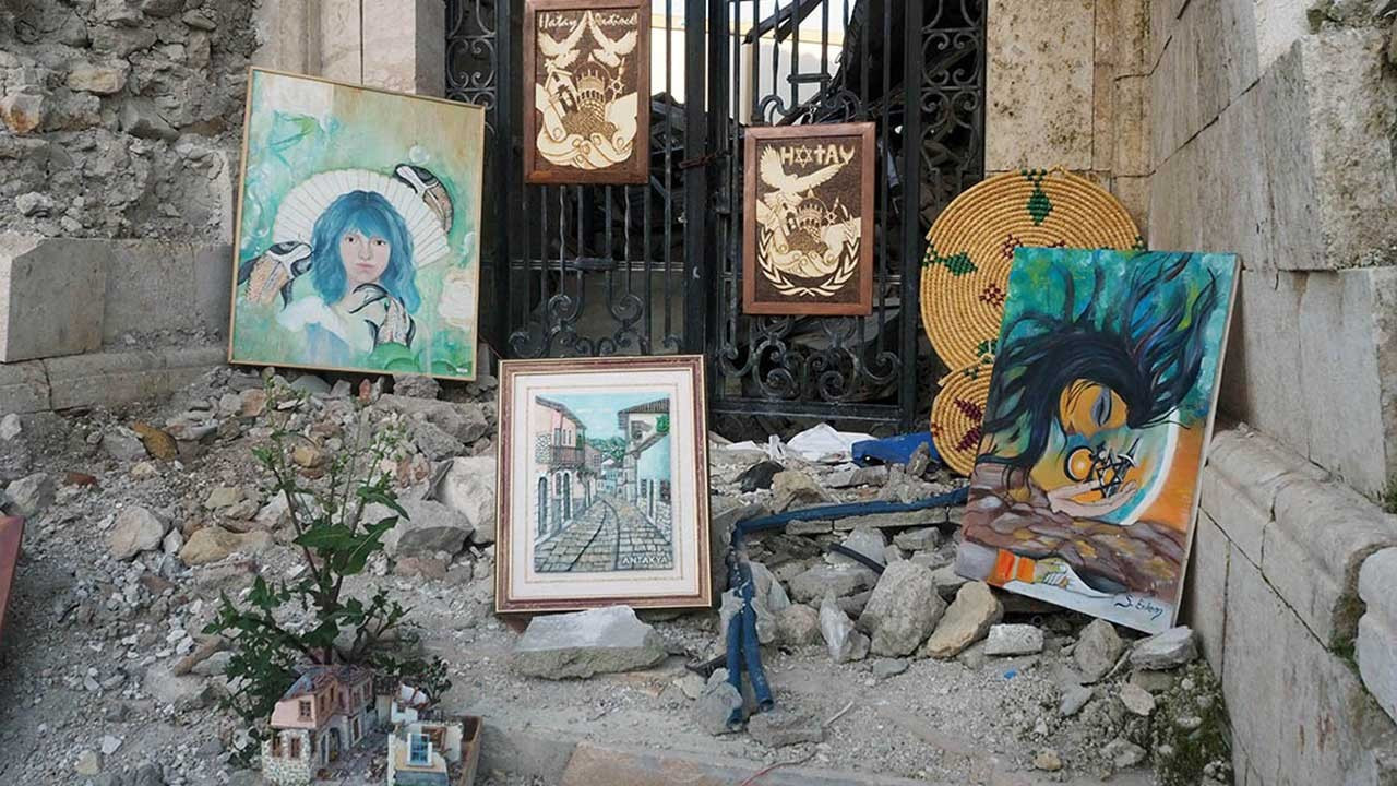 Antakyalı sanatçılar yıkıntıların üzerinde Dünya Sanat Günü'nü kutladı