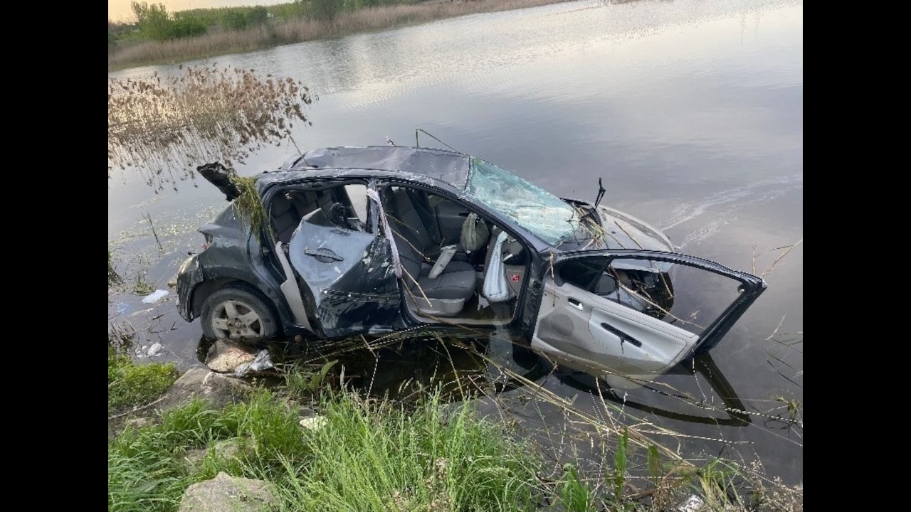 Büyükçekmece'de kaza: Otomobil göle uçtu