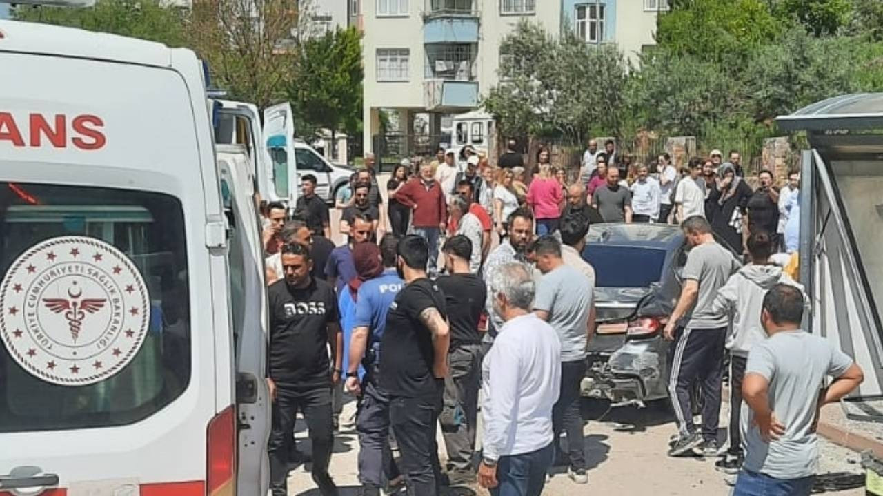 Adana'da otomobil otobüs durağına çarptı, 7 kişi yaralandı