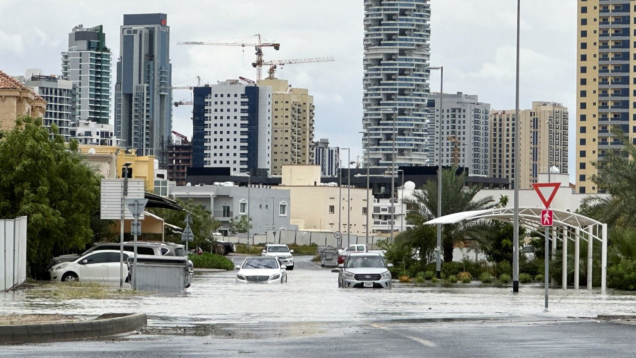 BAE'de son 75 yılın en şiddetli yağışı: Ev ve iş yerleri sular altında