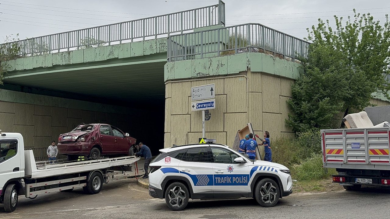 Tuzla'da araç üst geçitten düştü: '30 yılda 10 araç düştü'