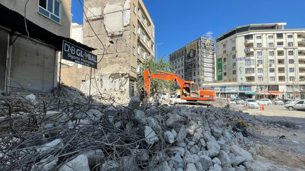 Urfa'da hasarlı bina yıkımlarına devam