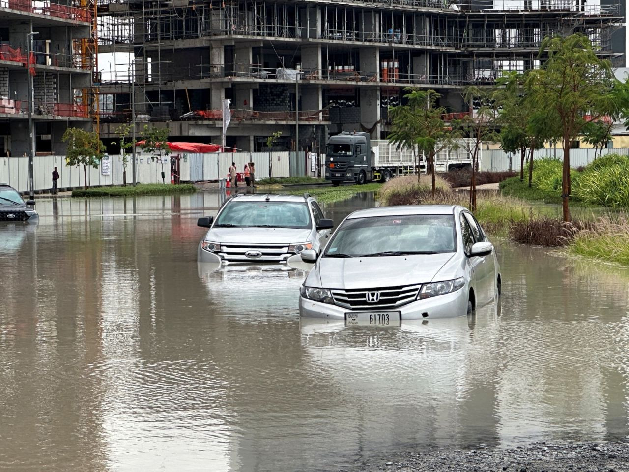 BAE'de son 75 yılın en şiddetli yağışı: Araba, ev ve iş yerleri sular altında - Sayfa 3