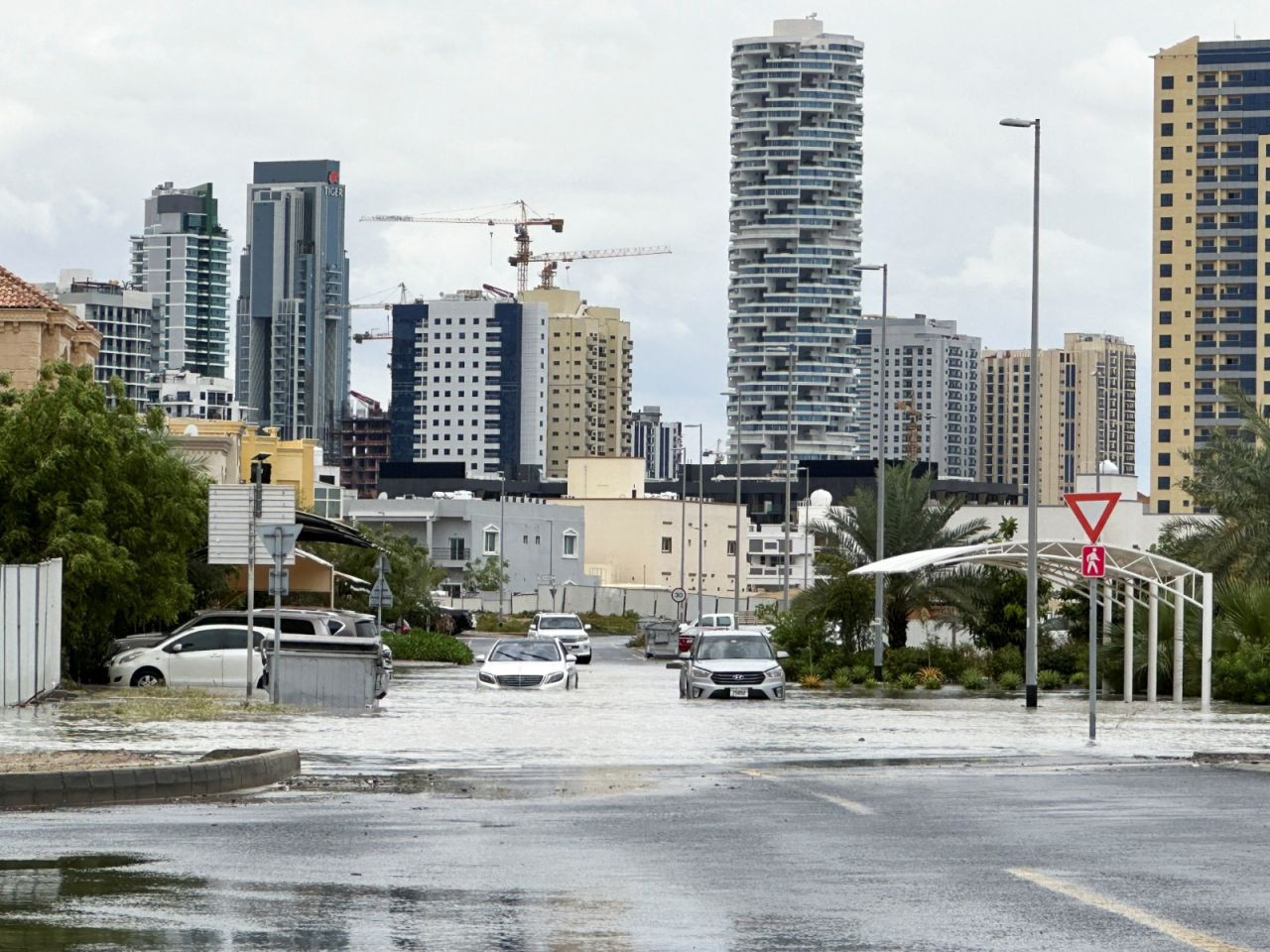 BAE'de son 75 yılın en şiddetli yağışı: Araba, ev ve iş yerleri sular altında - Sayfa 4