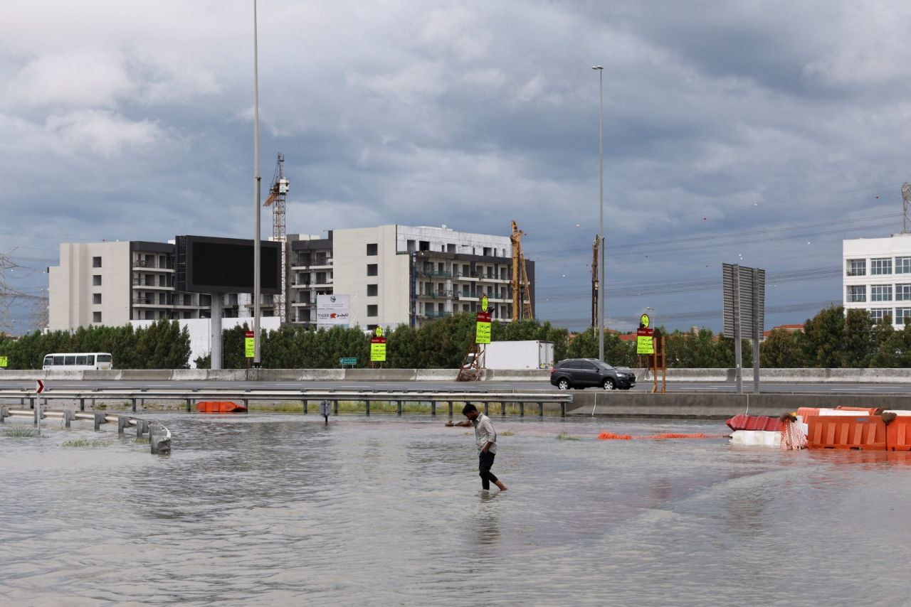BAE'de son 75 yılın en şiddetli yağışı: Araba, ev ve iş yerleri sular altında - Sayfa 2