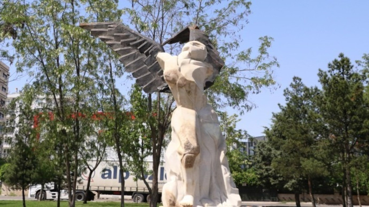 Diyarbakır'da AK Partili belediyenin kaldırdığı kadın heykeli yeniden dikildi