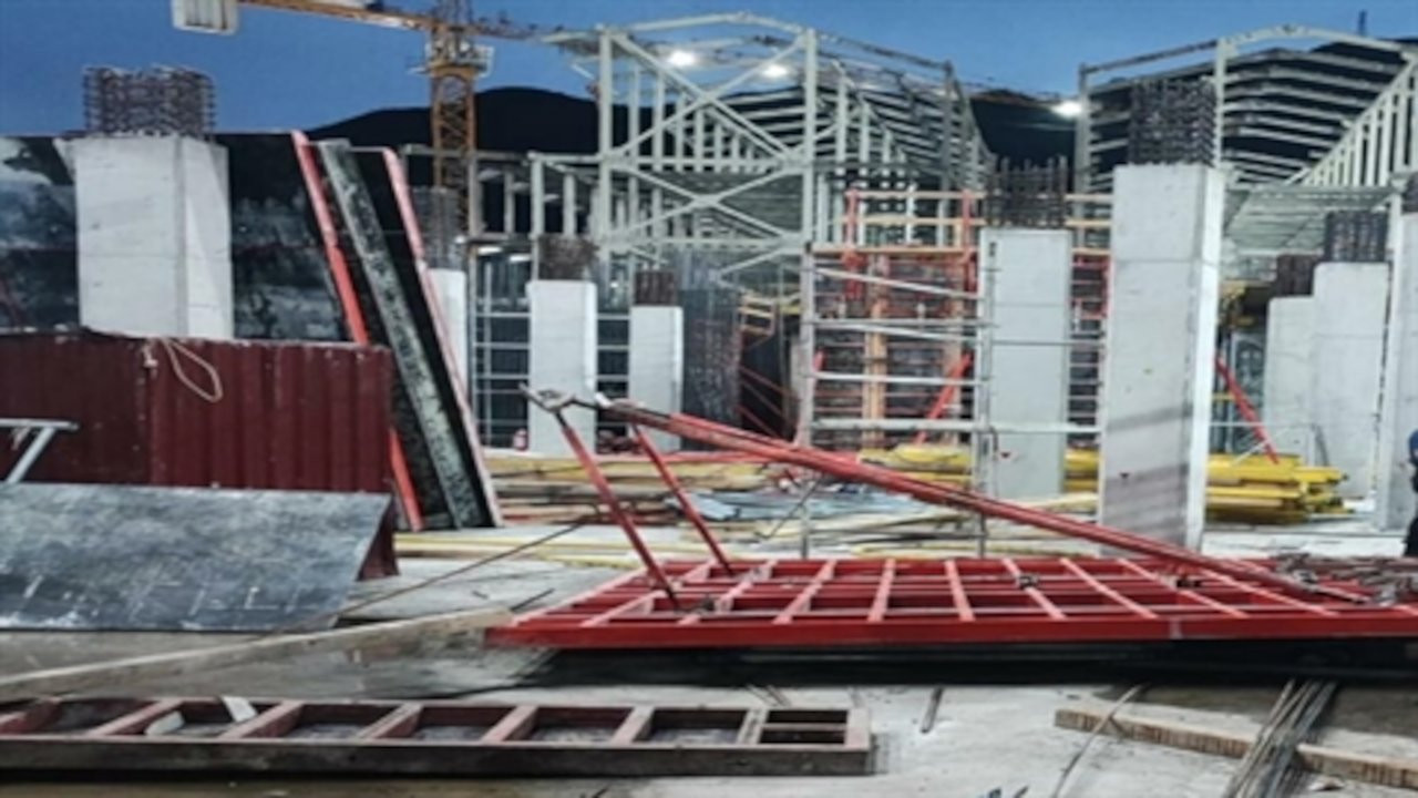 Marmaris'te otel inşaatında çelik kalıp devrildi: 1 işçi hayatını kaybetti