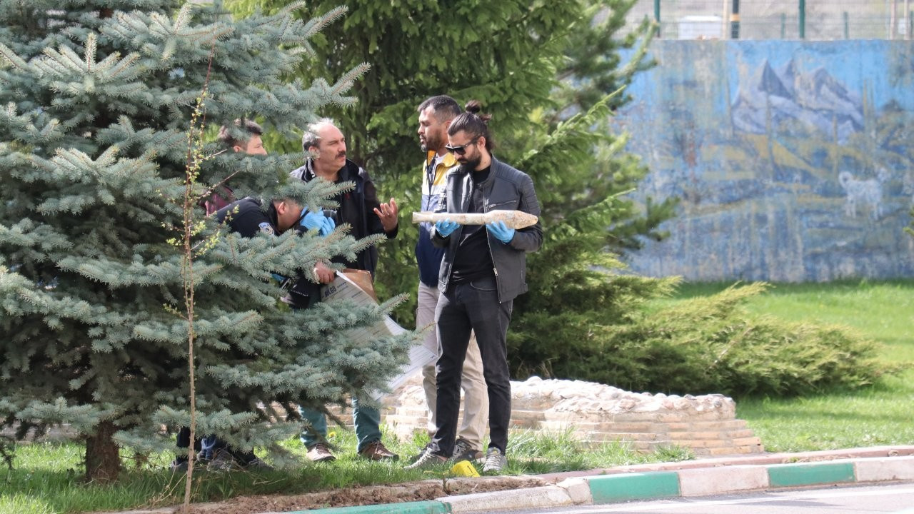 Sivas'ta bir kepçe operatörü kazı esnasında tanksavar roketi buldu