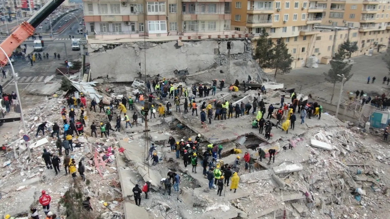 Depremde yıkılan binanın davası görüldü: Köprülü kavşak incelenecek