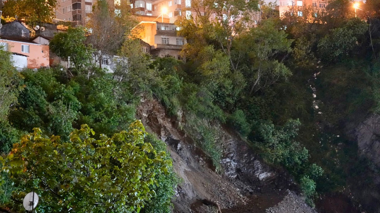 İstanbul'da toprak kayması: Mahalleli tahliye edildi