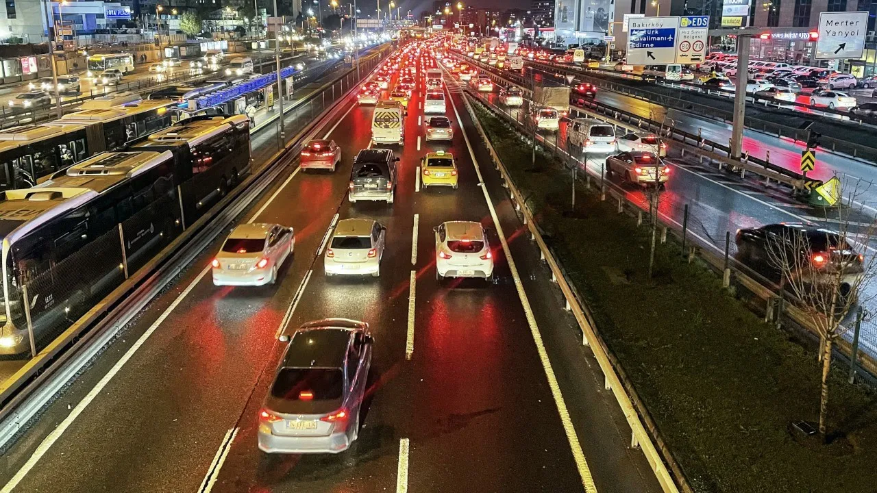 İstanbul'da yağışlı havanın da etkisiyle trafik yoğunluğu yaşanıyor