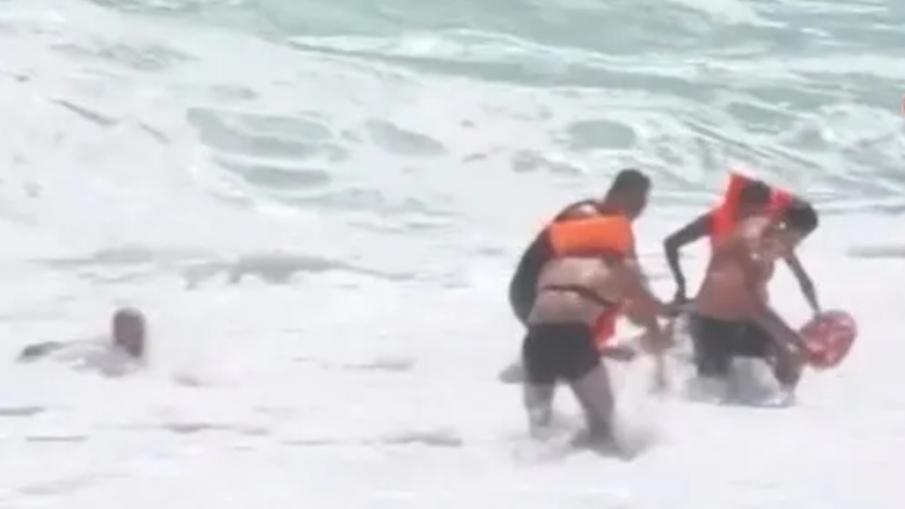 Antalya'da denizde mahsur kalan genç kurtarıldı
