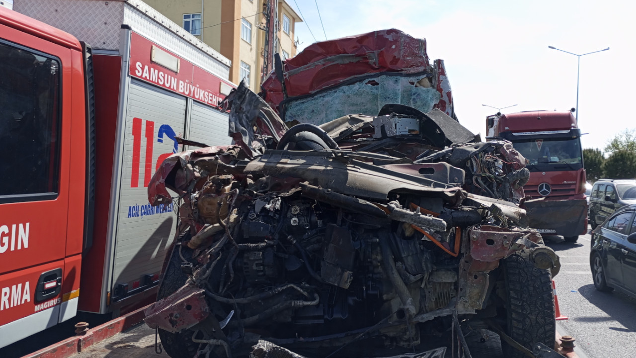Samsun'da araç tıra çarptı: 2 ölü