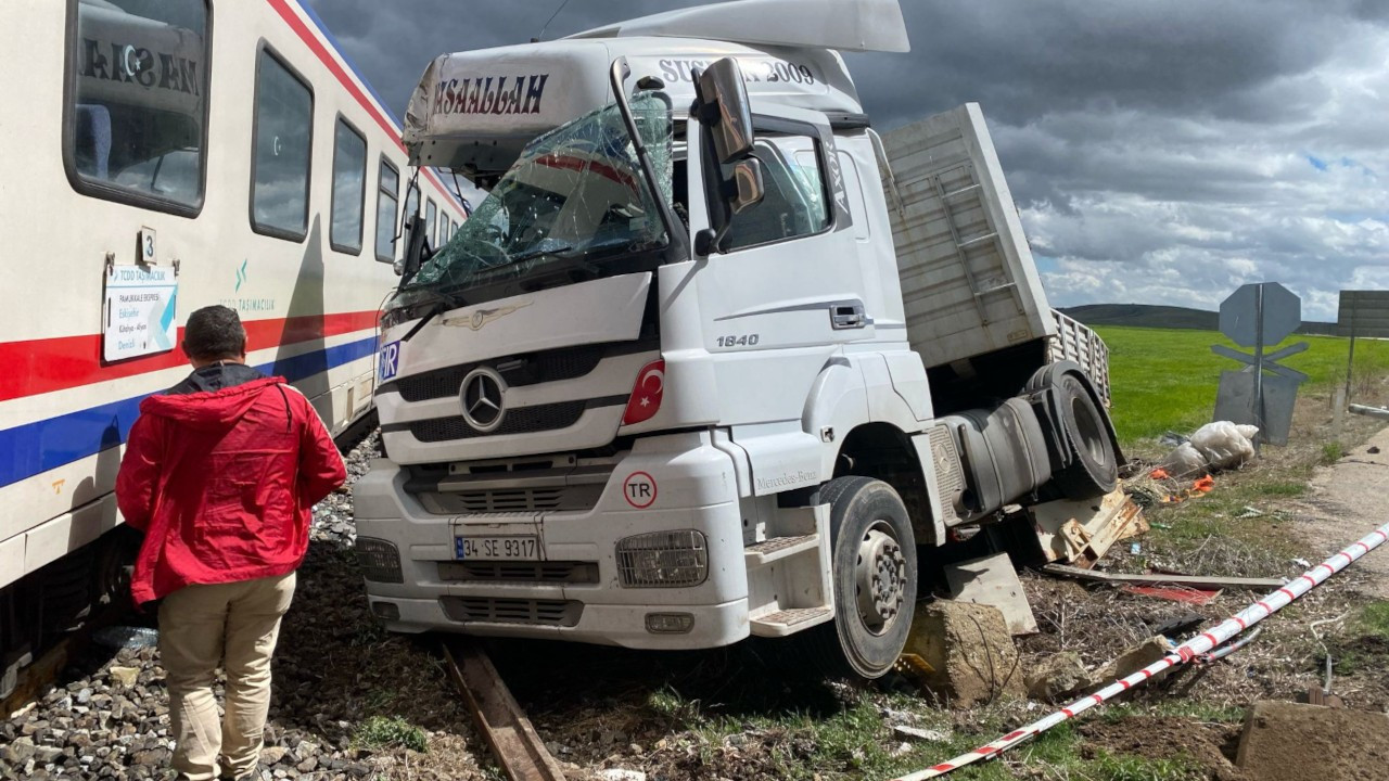 Yolcu treni tıra çarptı: 1 yaralı