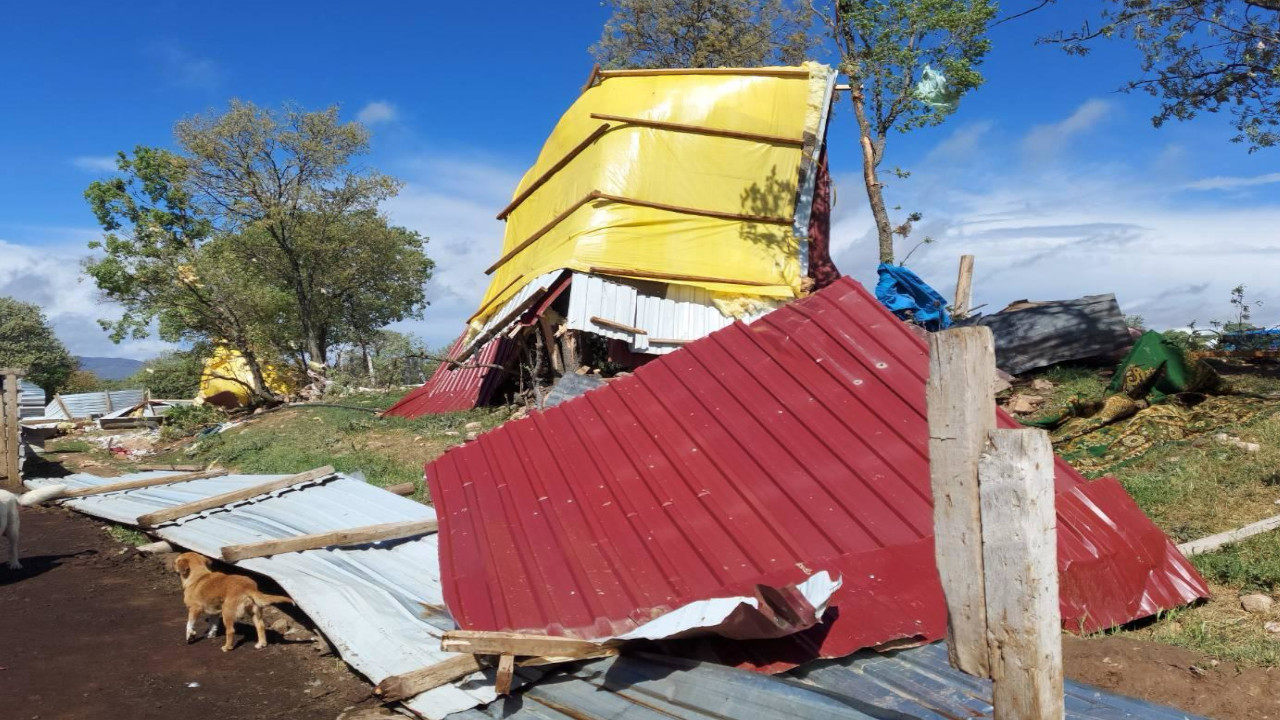 Uşak'ta fırtına: Evler ve ahırlar zarar gördü