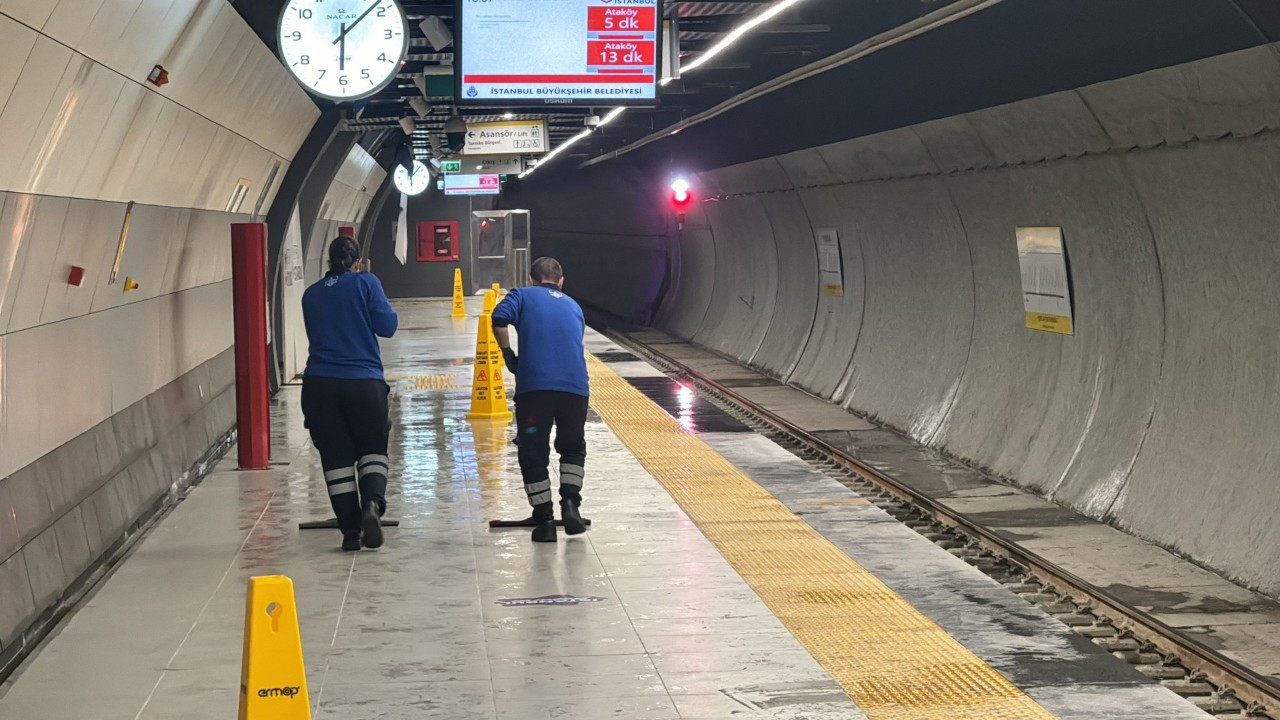 İstanbul'da sağanak ve fırtına: Metro istasyonunu su bastı