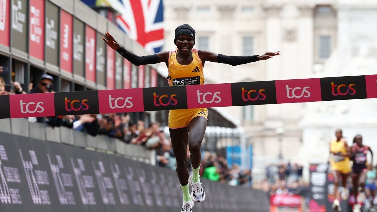 Londra Maratonu'nda Kenyalı atlet Jepchirchir'den dünya rekoru