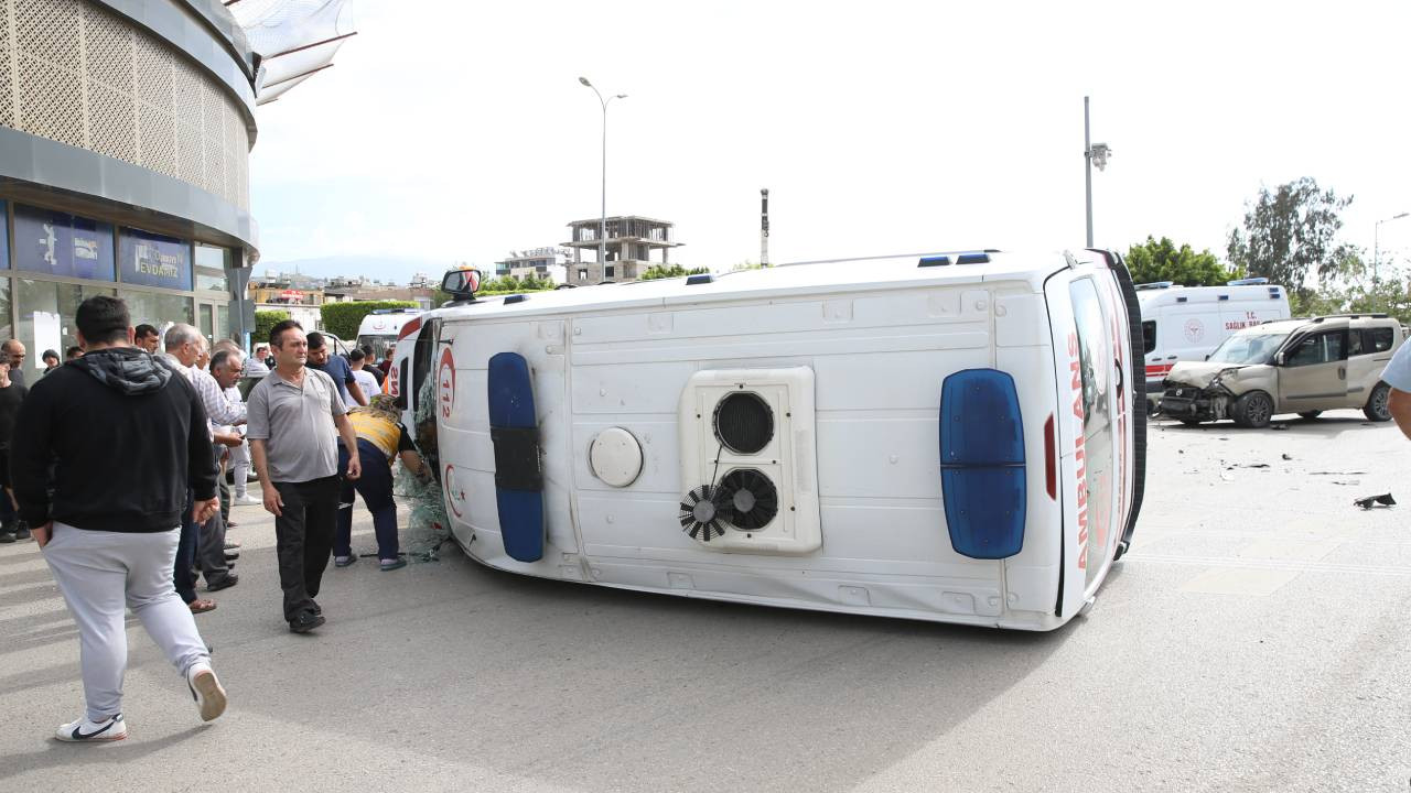 Hatay'da hafif ticari araç ile ambulans çarpıştı