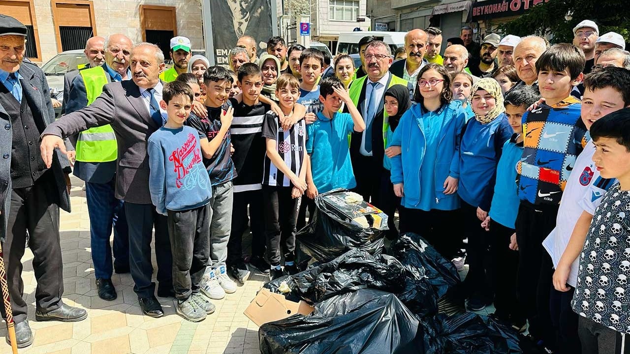 'Sakin şehir' Şavşat'ta temizlik seferberliği: Sokak sokak çöp topladılar