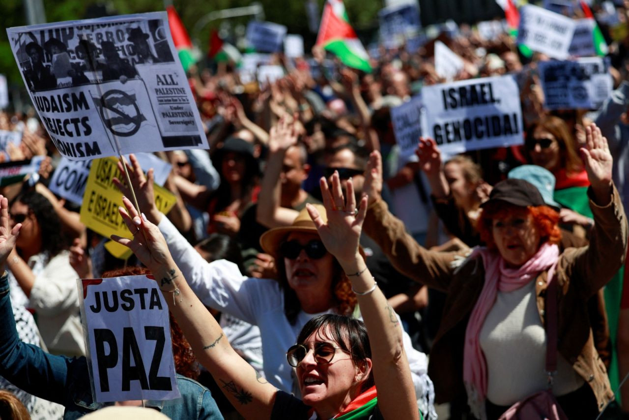 İspanya'da Filistin'e destek yürüyüşü: 'ABD karşısında diz çökmeyi bırakın' - Sayfa 1