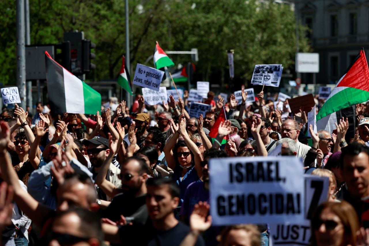 İspanya'da Filistin'e destek yürüyüşü: 'ABD karşısında diz çökmeyi bırakın' - Sayfa 3