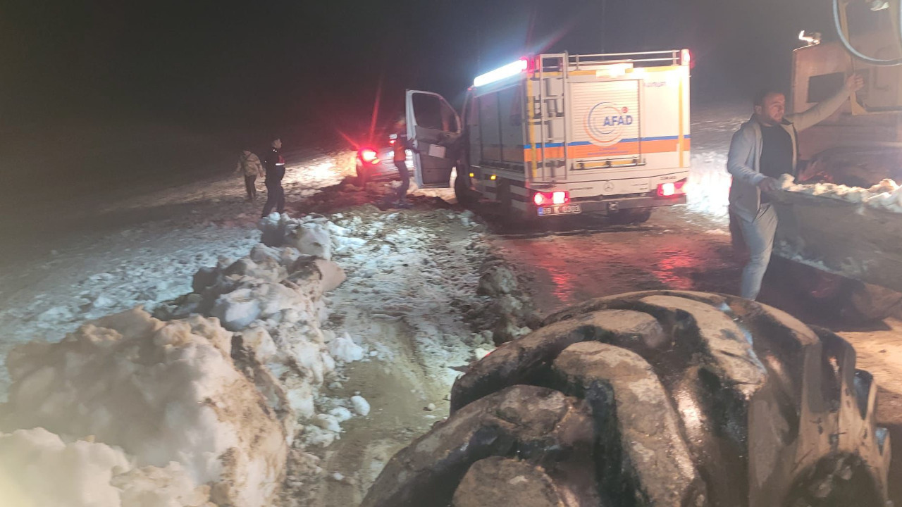 Uzungöl'e giderken yolda mahsur kalan turistler kurtarıldı