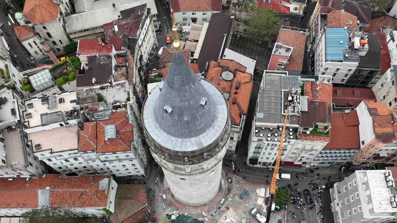 Galata Kulesi’ne paratoner takıldı