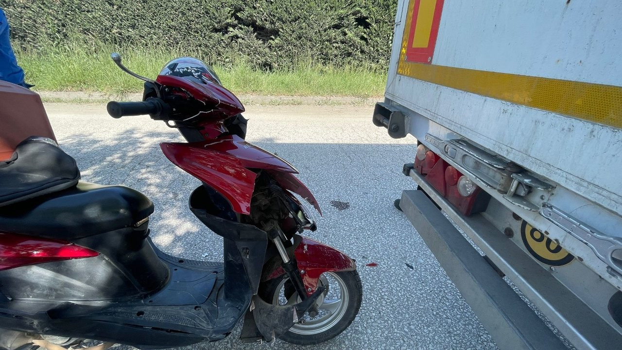 Düzce'de tıra çarpan motosikletin sürücüsü yaralandı