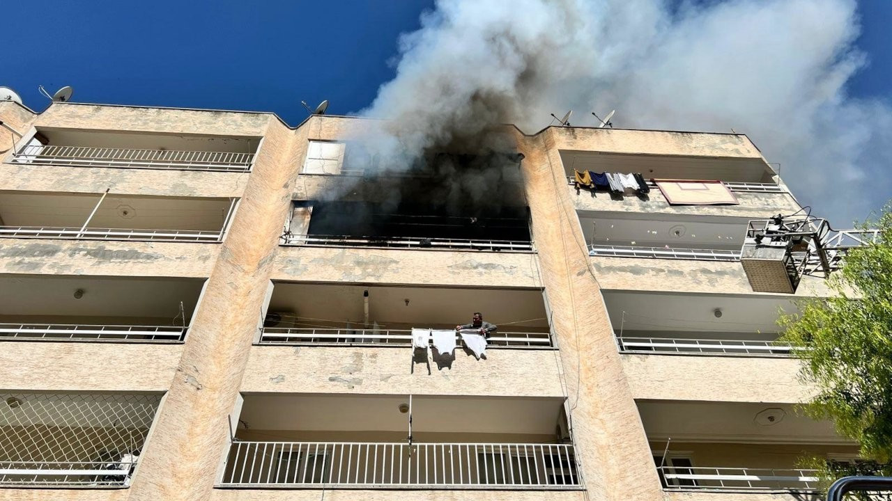 Urfa'da ev yangını: Dumandan etkilenen kişi tedavi altına alındı