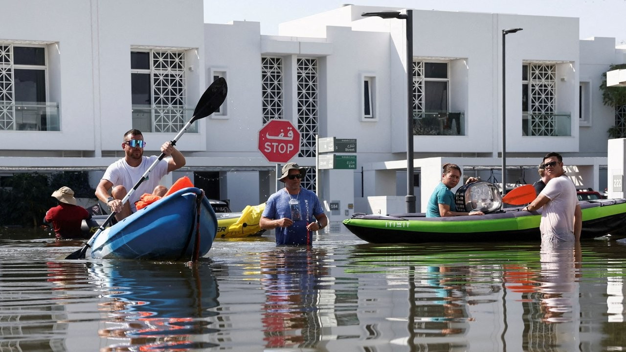 Dubai'de son 75 yılın en şiddetli yağışlarının ardından uçuşlar yeniden başladı