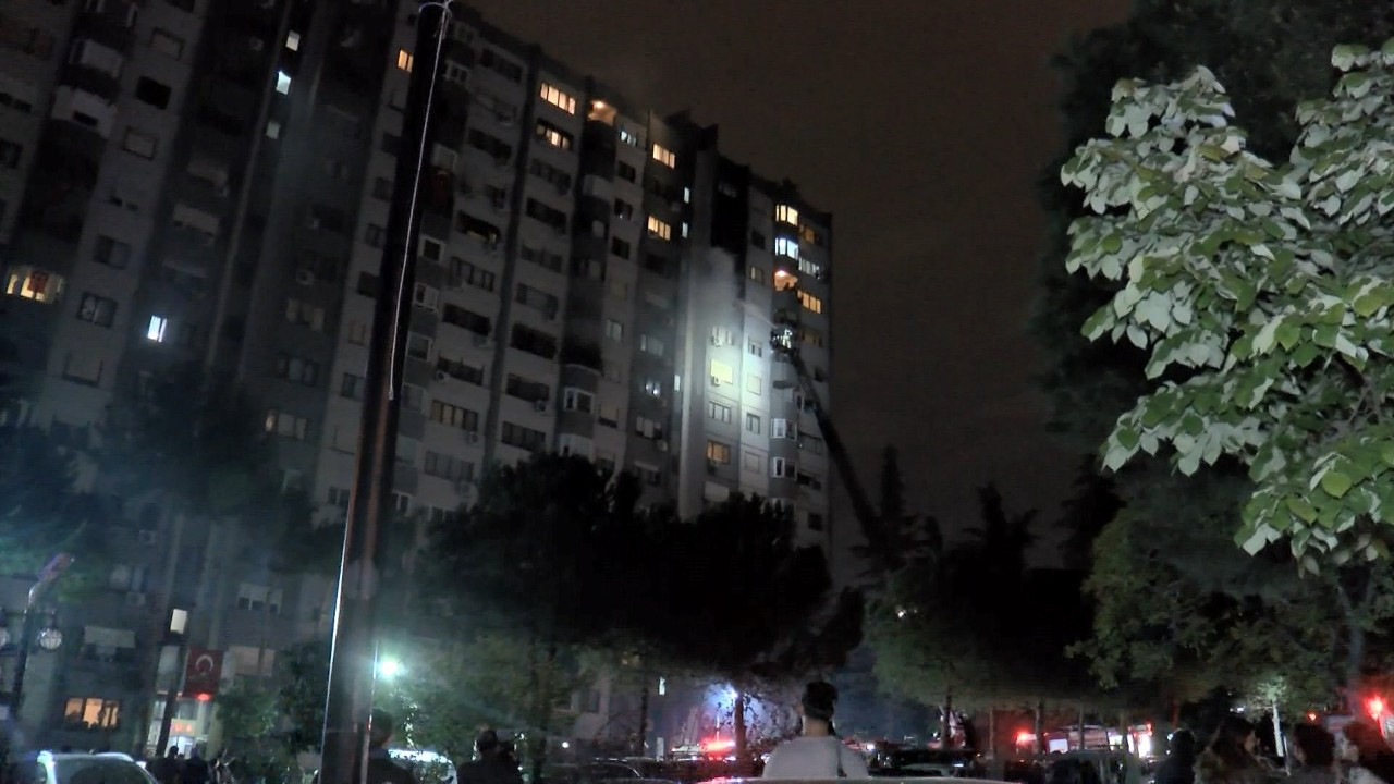 İstanbul'da 15 katlı binada yangın çıktı: Kendilerini dışarı attılar