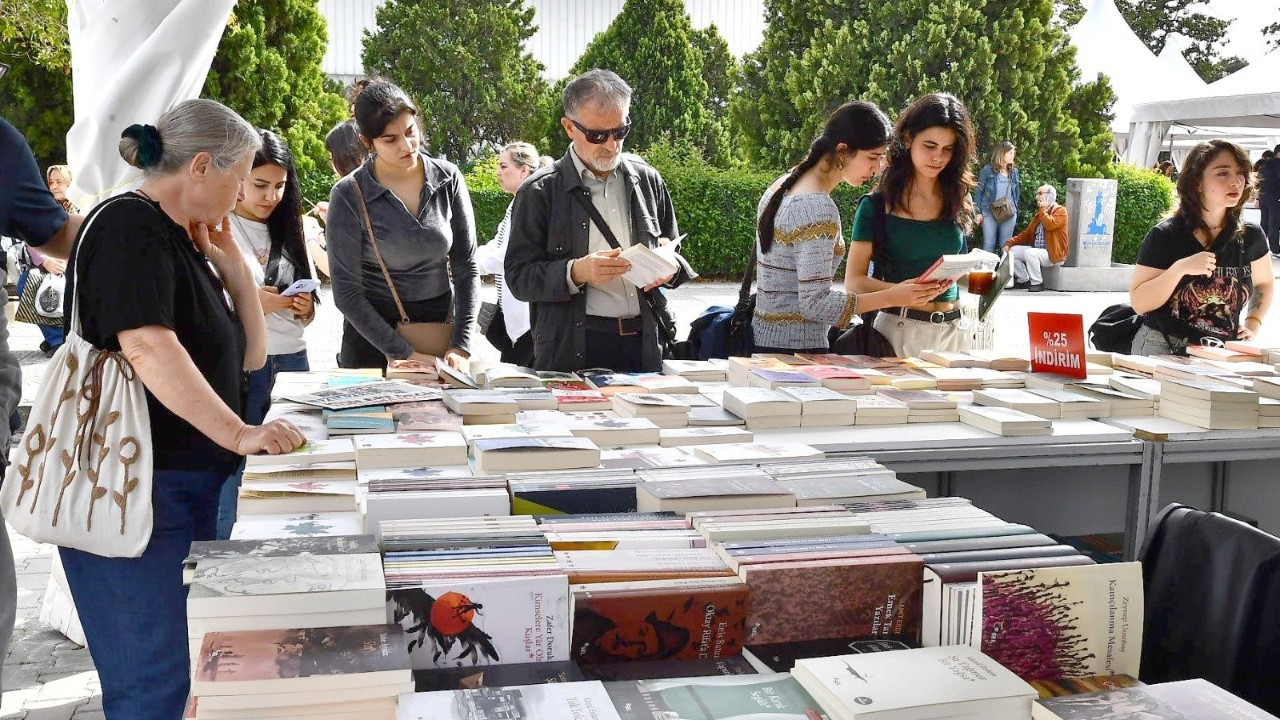 İzmir Kitap Fuarı açık alanda festival havası yaşatıyor