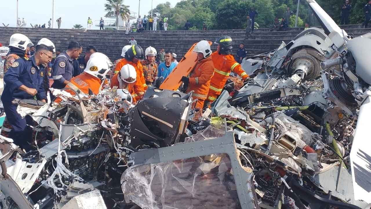 Malezya'da iki askeri helikopter havada çarpıştı: 10 ölü