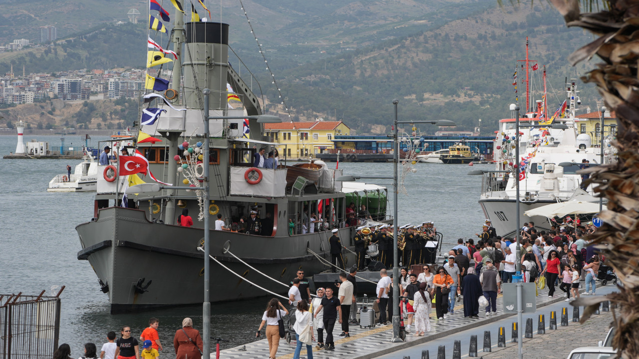 Dünyanın ilk yüzer müze gemisi İzmir'de ziyarete açıldı