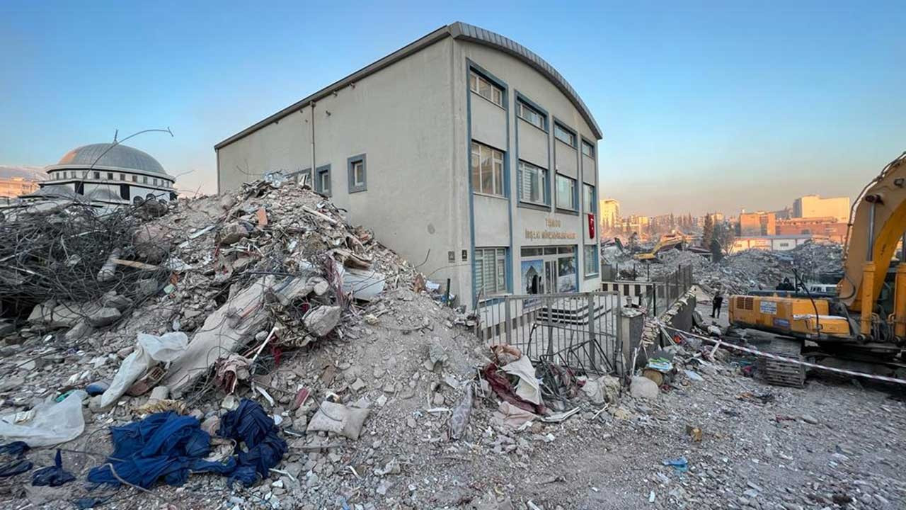 ‘Maraş depremlerinin simgesi İMO binası yıkılamaz’