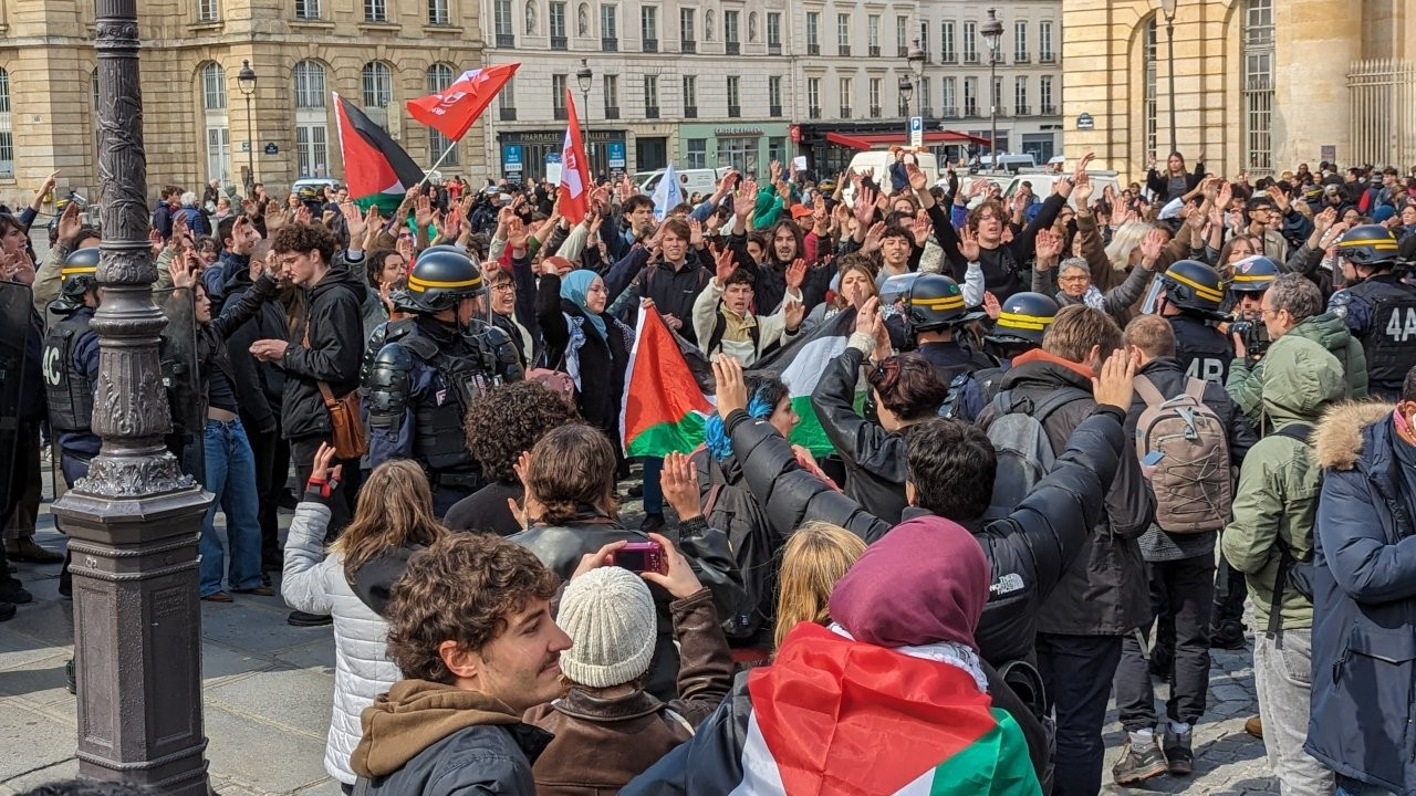 'Avrupa ölebilir' diyen Macron'a üniversite öğrencilerinden protesto