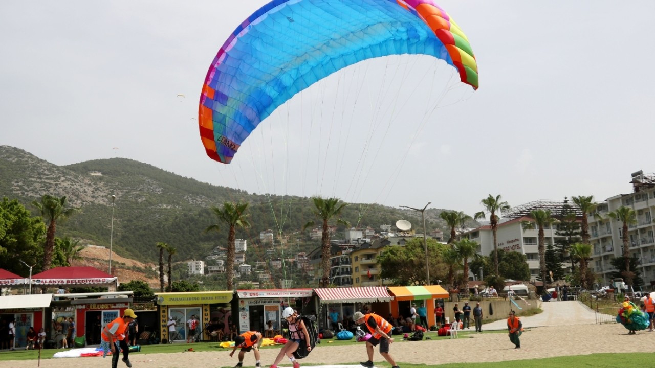 Alanya'da yamaç paraşütü heyecanı: 30 ülkeden 82 sporcu yarışıyor