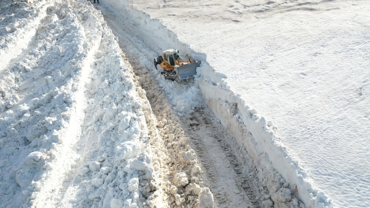 Hakkari'de 5 metrelik karla mücadele nisan ayında da sürüyor