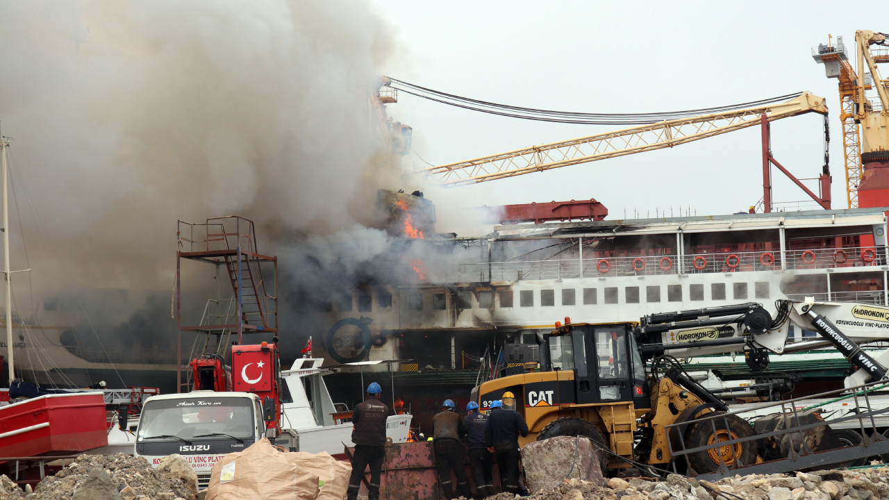 Ünye Limanı'na demirleyen gemide yangın çıktı