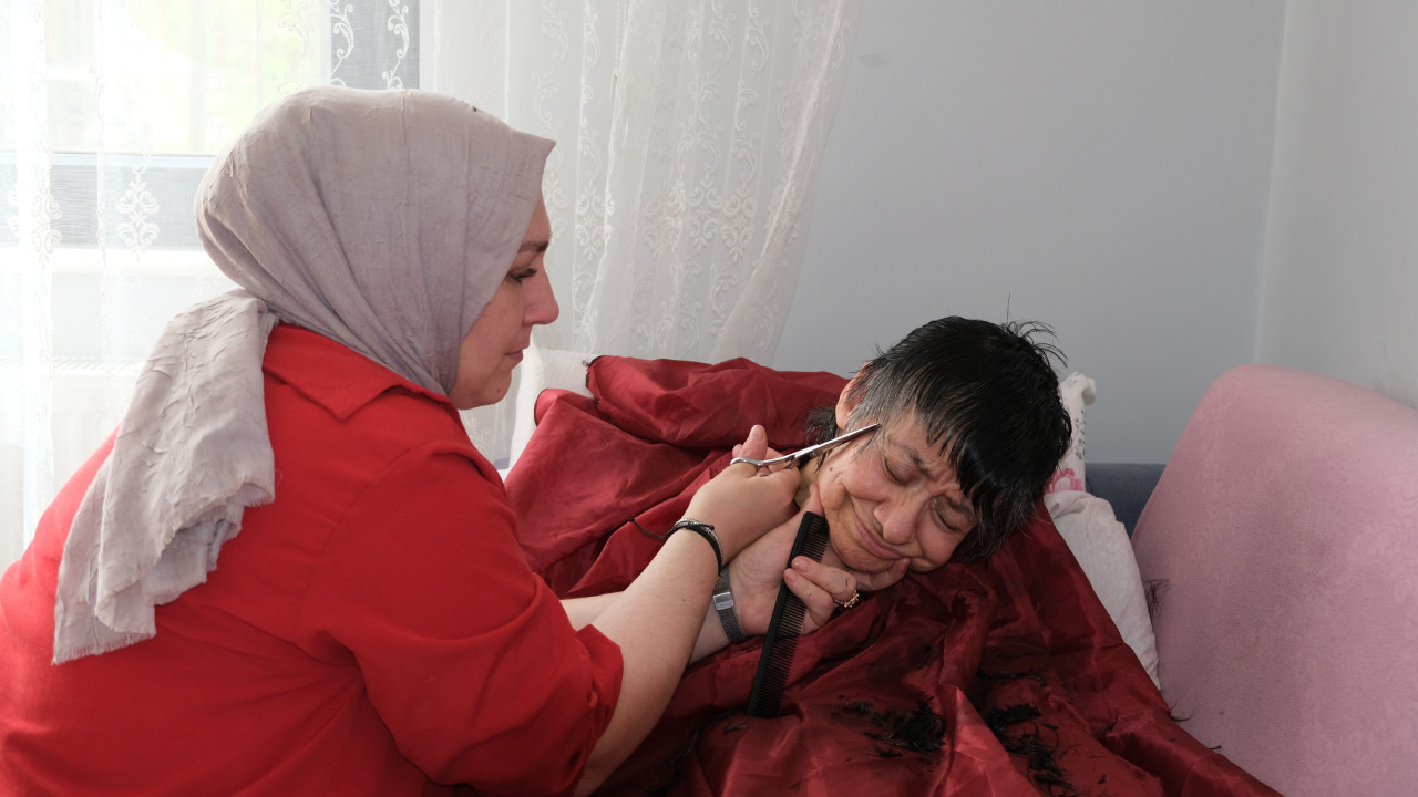 Gönüllü kadın kuaför, engelli ve yaşlılara ücretsiz hizmet veriyor