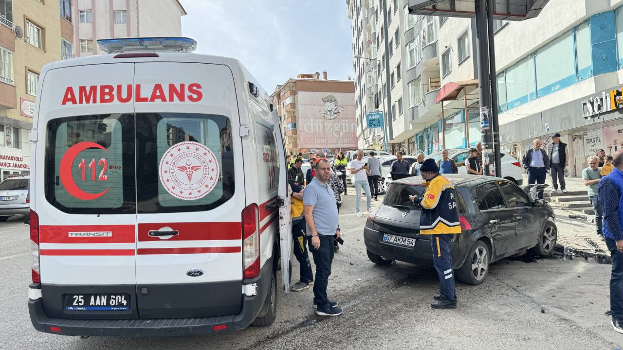 Erzurum'da iki aracın çarpışması sonucu 6 kişi yaralandı