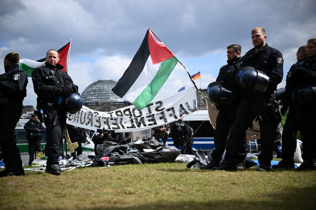 Almanya polisinden meclis önündeki 'Gazze'ye destek' kampına yasak: 'Utanın' - Sayfa 1