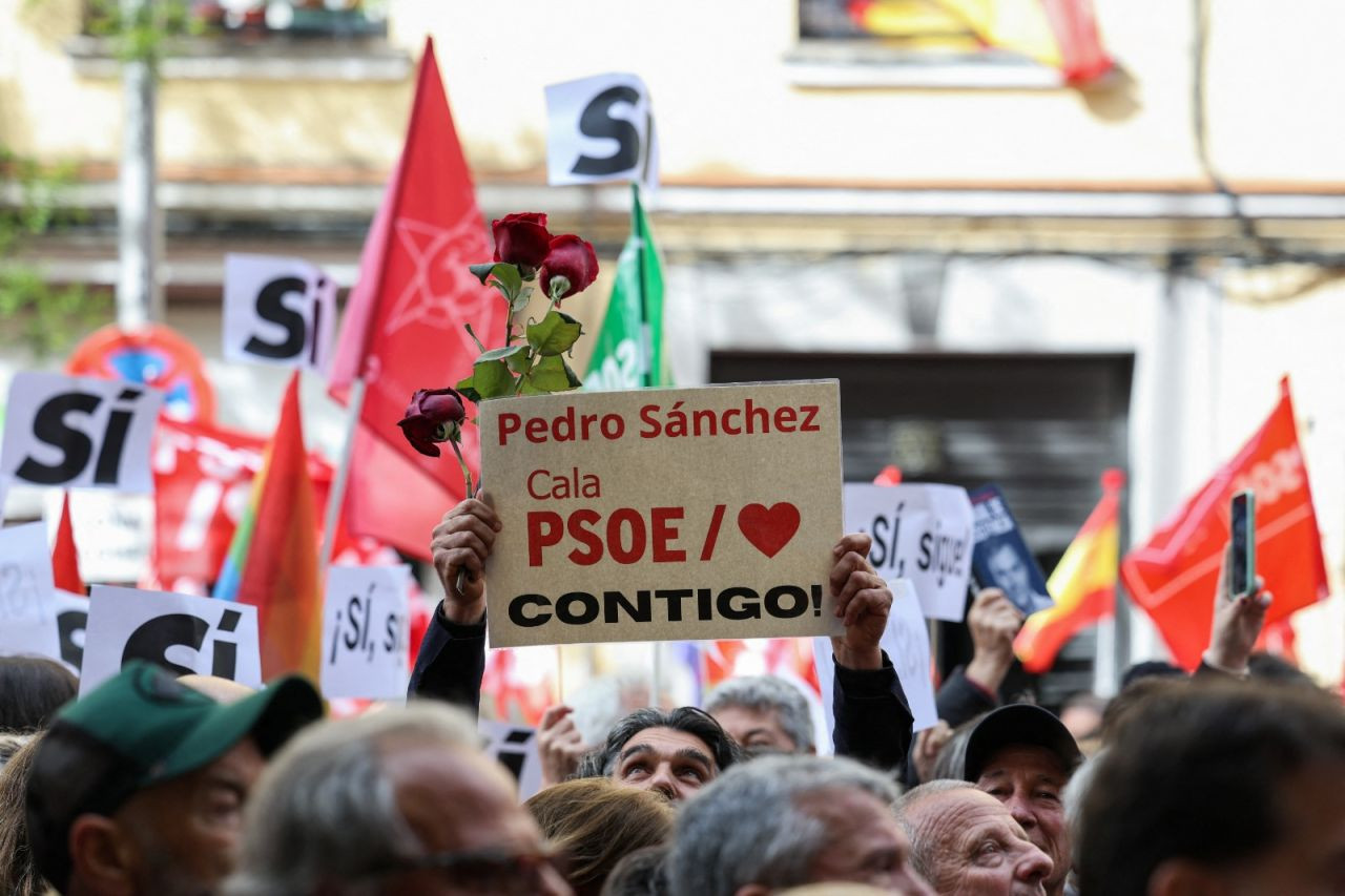 Madrid’de ‘istifayı düşünen’ başbakana destek eylemi: ‘Yanındayız Pedro’ - Sayfa 3