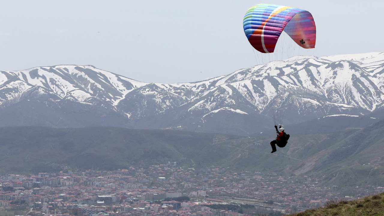 Yamaç paraşütçüleri, Bitlis'in tanıtmak için uçuyor