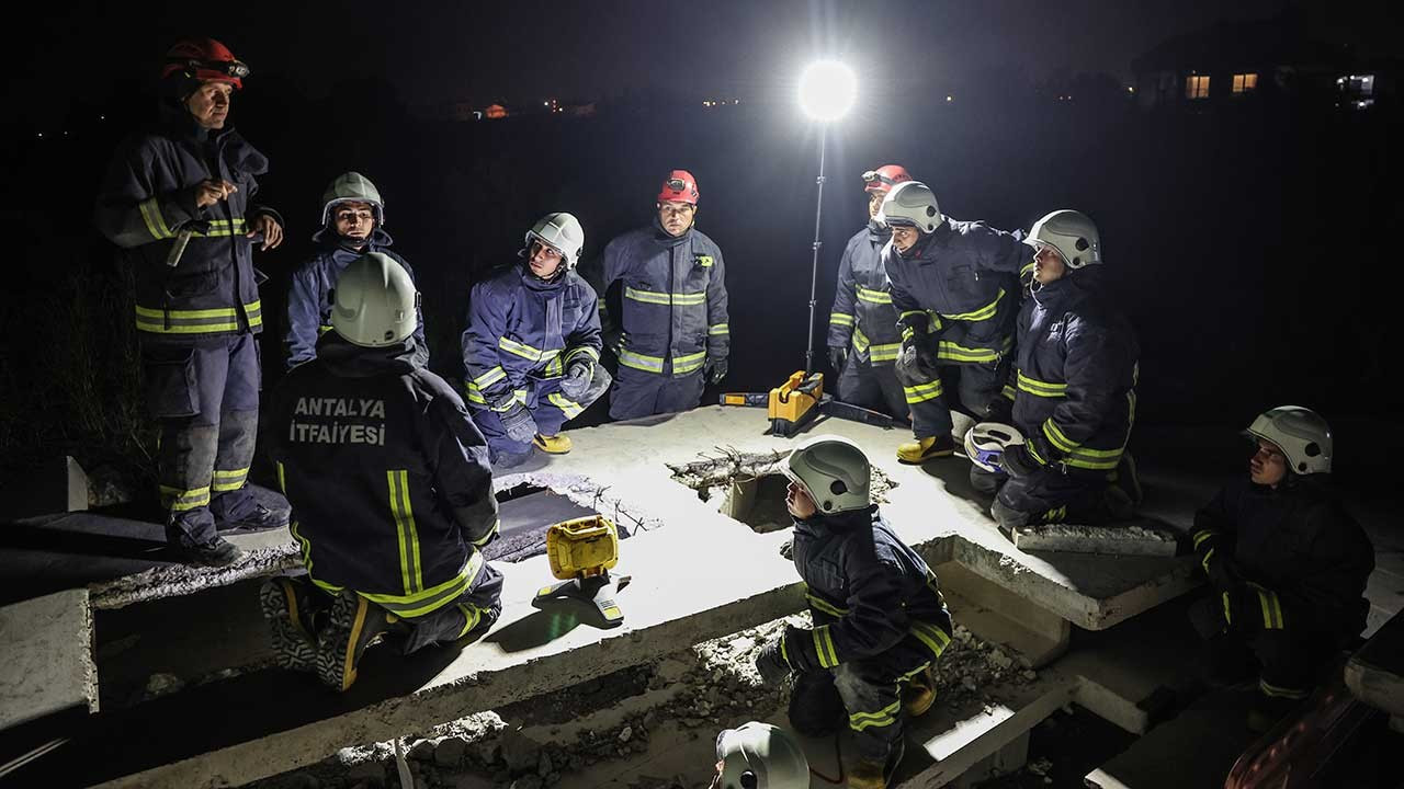 Antalya İtfaiyesi’nden personele deprem simulasyon enkazında eğitim