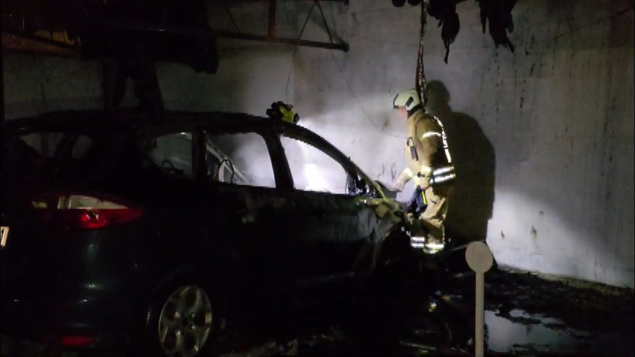 Kadıköy'de otoparkta yangın: 3 araç hasar gördü