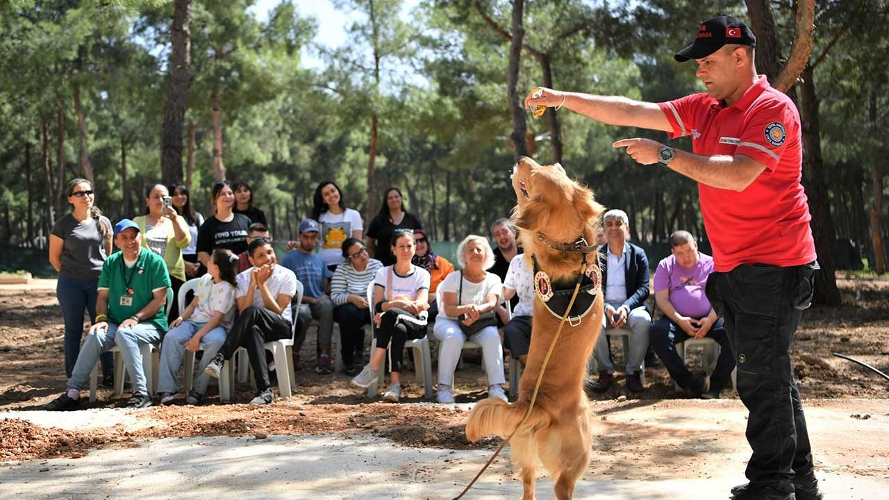 Antalya'da otizmli bireylere arama kurtarma köpeğiyle eğitim