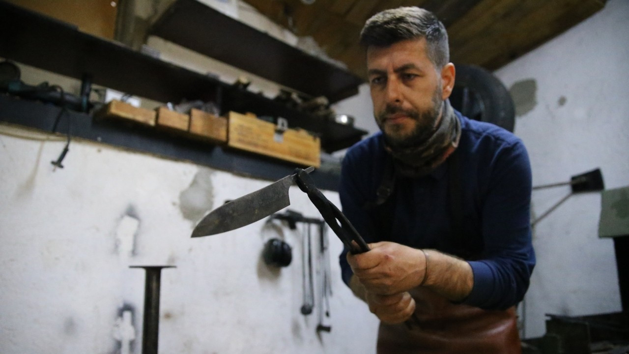Köyüne kurduğu atölyede el yapımı bıçak üretiyor